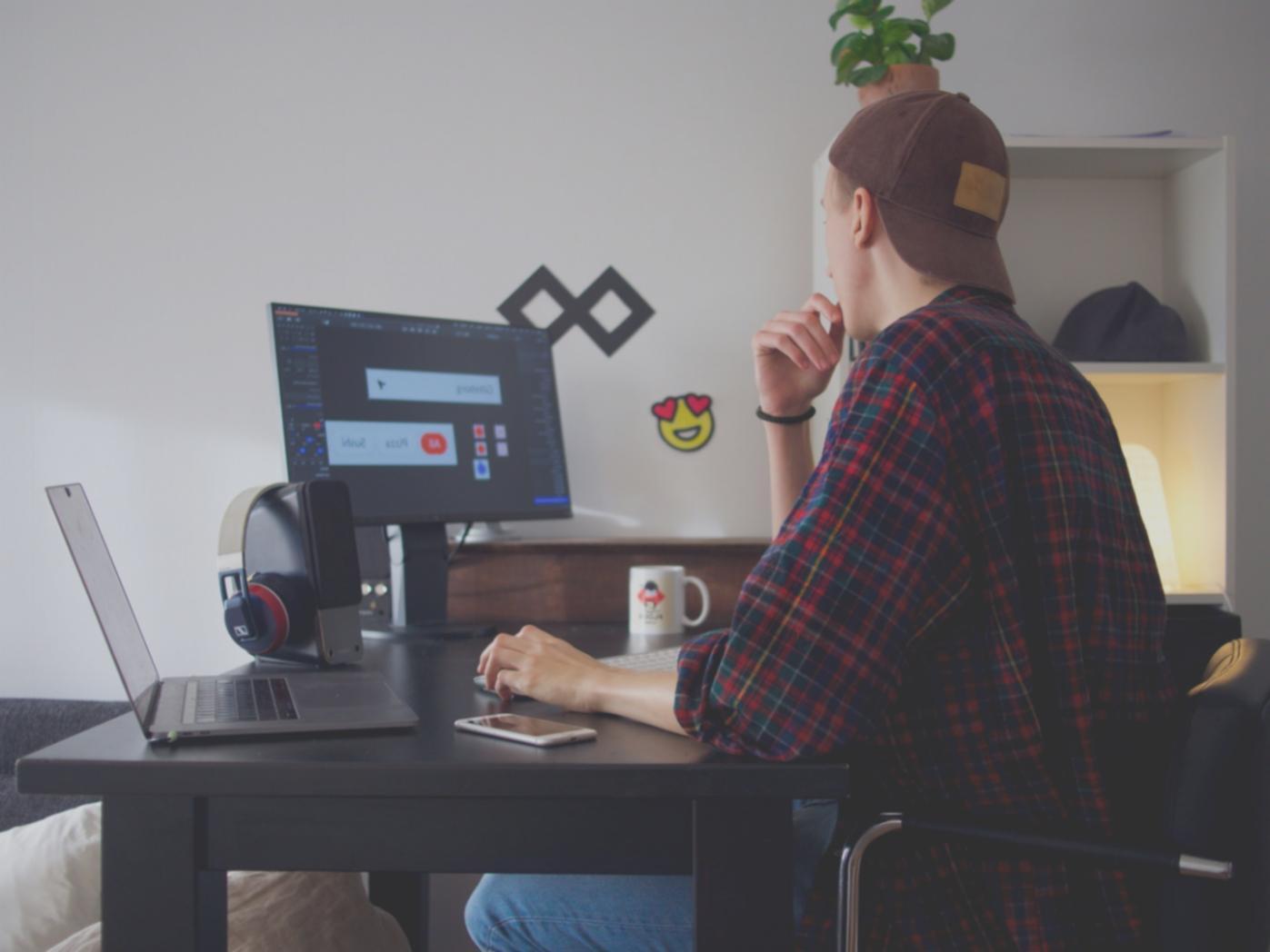Estudiante trabajando en modelos financieros desde su espacio de estudio