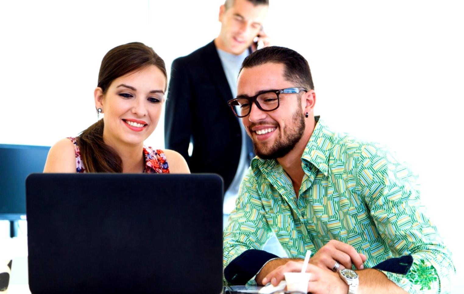 Equipo de querionova trabajando en análisis financiero